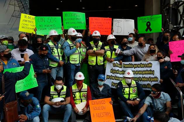 Members of the National Gas Association demonstrate in Mexico City, Mexico, 11 October 2021. The Mexican National Gas Association protested with an indefinite work stoppage and street closings due to the increase in fuel prices defined by the Energy Regulatory Commission (CRE) in the midst of the Government s energy changes. The gas carriers demonstrated in front of the Ministry of Energy (Sener), in the south of Mexico City, where they warned of the strike of 10,000 employees, 6,500 units and more than 100 stations in the Valley of Mexico, with the possibility of incorporating more regions of the country. Mexican gas workers protest with a strike against prices and government measures !ACHTUNG: NUR REDAKTIONELLE NUTZUNG!  Copyright: xJosexMendezx MEX3663 20211011-cfdc5b509d86b02037efc56e22cdb56055ae155b
