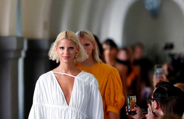 A model wears a creation by Mexican designer Francisco Cancino, during the second day of the Mercedez Benz Fashion Week Mexico, in Mexico City, Mexico, 11 October 2021. Mercedes Benz Fashion Week Mexico !ACHTUNG: NUR REDAKTIONELLE NUTZUNG!  Copyright: xMarioxGuzmanx MEX3667 20211011-7a2e82fea50403f6d460bd601aa1758dc067d363