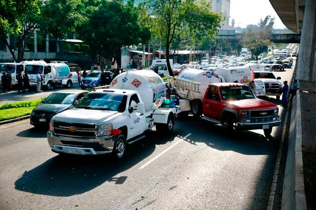 News Bilder des Tages Members of the National Gas Association demonstrate with a road blockade at the Perisur area in Mexico City, Mexico, 11 October 2021. The Mexican National Gas Association protested on Monday with an indefinite work stoppage and street closings due to the increase in fuel prices defined by the Energy Regulatory Commission (CRE) in the midst of the Government s energy reforms. Mexican gas workers protest with a strike against prices and Government measures !ACHTUNG: NUR REDAKTIONELLE NUTZUNG!  Copyright: xCarlosxRamirezx MEX3707 20211011-41b2bf5ac25af36219108e6a857398ec0dab87ff