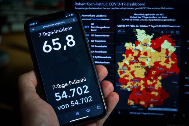 Coronavirus in Germany Covid 19 Dashboard of the Robert Koch Institute 12 10 2021 Robert Koch Institute 7 days Incidence 65.8 7 days Number of cases 54 702 COVID 19 cases 4 318 355 Addition of 4 971 compared to the previous day COVID 19 deaths 94 297 Addition of 88 compared to the previous day