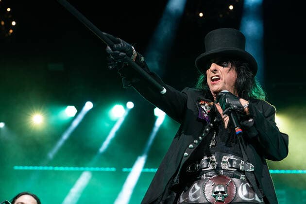 WEST PALM BEACH, FL - OCTOBER 10: Alice Cooper performs at The iTHINK Financial Amphitheatre on October 10, 2021 in West Palm Beach Florida. Copyright: xMPI140 MediaPunchx