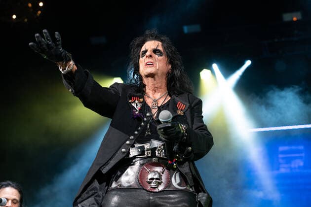 WEST PALM BEACH, FL - OCTOBER 10: Alice Cooper performs at The iTHINK Financial Amphitheatre on October 10, 2021 in West Palm Beach Florida. Copyright: xMPI140 MediaPunchx