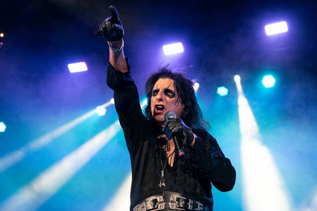 WEST PALM BEACH, FL - OCTOBER 10: Alice Cooper performs at The iTHINK Financial Amphitheatre on October 10, 2021 in West Palm Beach Florida. Copyright: xMPI140 MediaPunchx