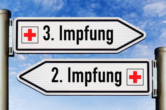 PHOTOMONTAGE, signpost with inscription second and third vaccination, symbol photo booster vaccination ** NUR FUER REDAKTIONELLE ZWECKE ** EDITORIAL USE ONLY **