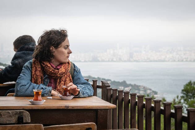 Cludy Weather Over Istanbul s Marmara Sea On 10 October, 2021, rain clouds hung over eastern Istanbul s skyscrapers and the Marmara Sea, bringing the fall season with cold temperatures and sporadic rain fall. Above, a Turkish woman drinks tea at a cafe in Buyukada, one of the Princes Islands near Istanbul. Istanbul Turkey cupolo-notitle211011_npdC4  Copyright: xDiegoxCupolox