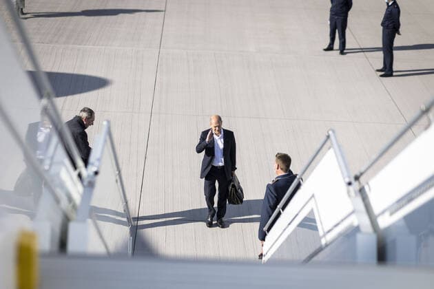 Bundesfinanzminister Olaf Scholz, SPD, steigt am Flughafen Berlin Tegel in einen Airbus A 340 der Flugbereitschaft der Bundeswehr, um nach Washington zu fliegen. 12.10.2021 Berlin Deutschland *** German Finance Minister Olaf Scholz, SPD, boards an Airbus A 340 of the German Armed Forces Special Air Mission Wing at Berlin Tegel Airport to fly to Washington 12 10 2021 Berlin Germany Copyright: xThomasxKoehler photothek.dex
