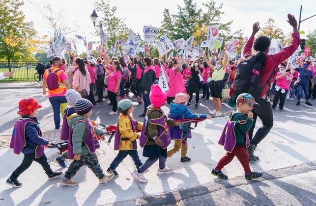 October 12, 2021, Montreal, PQ, Canada: Children from a daycare walk past a demonstration of daycare workers on the first day of rotating strikes in Montreal on Tuesday, October 12, 2021. Montreal Canada  - ZUMAc35_ 20211012_zaf_c35_001 Copyright: xPaulxChiassonx