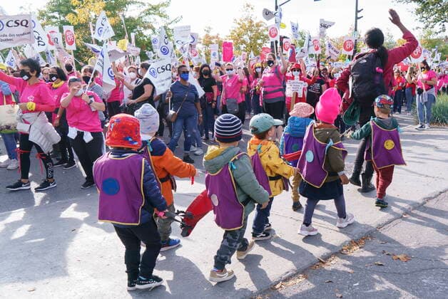 October 12, 2021, Montreal, PQ, Canada: Children from a daycare walk past a demonstration of daycare workers on the first day of rotating strikes in Montreal on Tuesday, October 12, 2021. Montreal Canada  - ZUMAc35_ 20211012_zaf_c35_003 Copyright: xPaulxChiassonx
