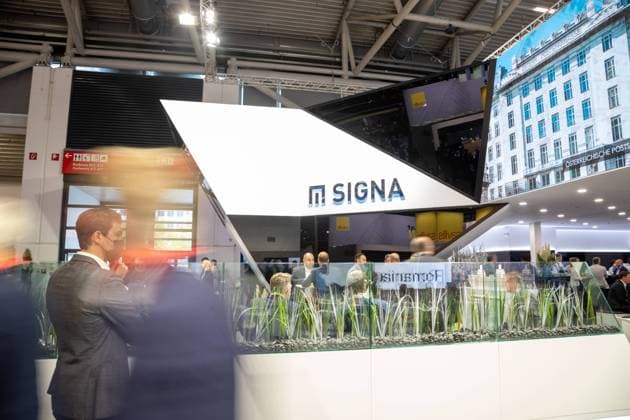 Expo Real in München Stand der Signa Holding GmbH von Rene Benko. Nach einem Jahr pandemiebedingte Paus findet 2021 die Immobilienmesse Expo Real wieder in München statt. Seit 1998 findet die Fachmesse für Immobilien und Investitionen jährlich im Oktober in der bayerischen Landeshauptstadt München statt. Heuer vom 11.10.2021 bis zum 13.10.2021. - Stand of the Signa Holding GmbH of RenÃ Benko. 2021 the real estate and investment trade fair Real Expo takes place in Munich, Germany again. Since 1998 the Real Expo has taken place in Munich, this year from October 11 till October 13. München Bayern Deutschland Copyright: xAlexanderxPohlx