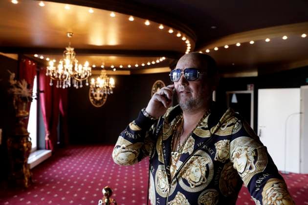 28.09.2021 Dorsten Prinz Alexander von Anhalt in seinem ehemaligen Swingerclub den er zur Spielhalle umgebaut hat nachdem er lange wegen der Corona Pandemie schliessen musste . *** 28 09 2021 Dorsten Prince Alexander von Anhalt in his former swingers club which he converted into a gambling hall after it had to close for a long time because of the Corona pandemic.