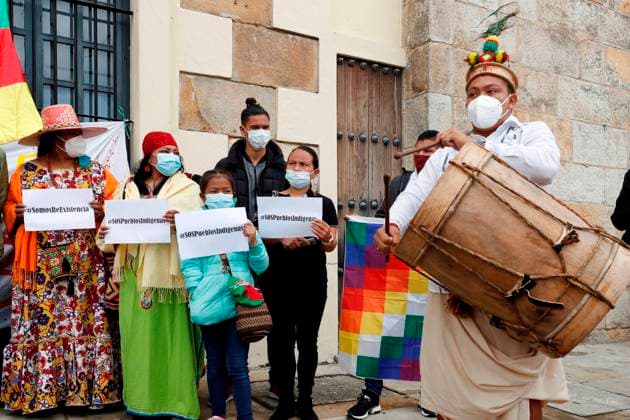 IMAGO Cultures of the world, Wayuu Volk in Kolumbien Indigenous people hold banners and play drums during a protest at the Plaza de Bolivar in Bogota, Colombia, 12 October 2021. Seven young people from the department of La Guajira, the northernmost department of Colombia, have been on hunger strike for more than 20 days to pressure the Government to take urgent measures to save this region with large energy exploitations, but which has one of the highest poverty rates. We are asking (the Government) to negotiate ten components of fundamental rights and on that to propose a restructuring of public policies, Luis Fernando Lobo, one of the spokesmen for these young people, told Efe. With a hunger strike, natives ask for measures for a poor region of Colombia !ACHTUNG: NUR REDAKTIONELLE NUTZ  Copyright: xMauricioxDuenasxCastanedax AME9473 20211012-43528c6d8094f4deb929557f3a105512c5a1ad0b