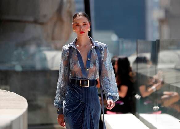 Models wear a creation by Mexican designer Alfredo Martinez during the third day of the Mercedez Benz Fashion Week fashion show, at the Monument to the Revolution in Mexico City, Mexico, 12 October 2021. EFE Mario Guzmán Fashion Show Mercedez Benz Fashion Week Mexico !ACHTUNG: NUR REDAKTIONELLE NUTZUNG!  Copyright: xMarioxGuzmánx MEX3822 20211012-e709d5972478796d30dddd8fb21b828d2073f7f7