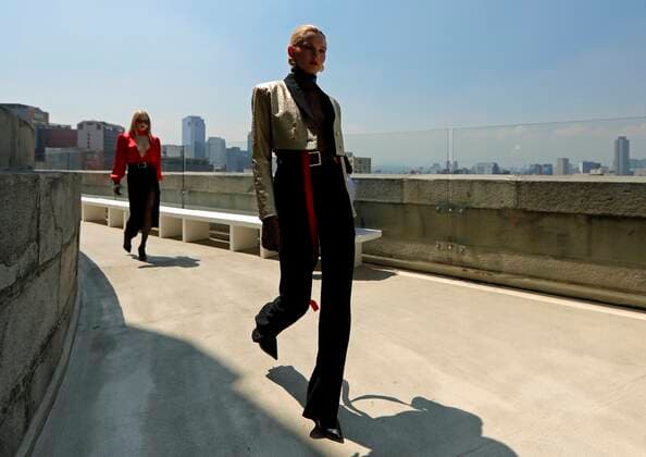 Models wear a creation by Mexican designer Alfredo Martinez during the third day of the Mercedez Benz Fashion Week fashion show, at the Monument to the Revolution in Mexico City, Mexico, 12 October 2021. EFE Mario Guzmán Fashion Show Mercedez Benz Fashion Week Mexico !ACHTUNG: NUR REDAKTIONELLE NUTZUNG!  Copyright: xMarioxGuzmánx MEX3812 20211012-d2e7760d703f6f607a908229673b292621af23a0