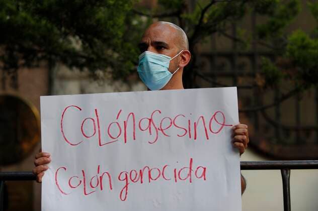 A man with a banner were is written Colon assassin, Colon genocida during a protest outside the Spanish Embassy in Mexico City, Mexico, 12 October 2021. Collectives protested this Tuesday at the Embassy of Spain in Mexico against the narrative that commemorates October 12 as Columbus Day or Columbus Day and the discovery of America by Christopher Columbus. Protest at the Embassy of Spain in Mexico on the occasion of October 12 !ACHTUNG: NUR REDAKTIONELLE NUTZUNG!  Copyright: xJoséxMéndezx MEX3824 20211013-dc24f4986941ee759470b67634f62ee993fa5fbb