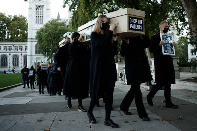 Bilder des Jahres 2021, News 10 Oktober News Themen der Woche KW41 News Bilder des Tages News Bilder des Tages London, Protestzug fordert Freigabe von Impfpatenten Funeral March For Worldwide Covid Vaccine Inequality Held In London Members of activist group Global Justice Now campaigning for pharmaceutical companies to suspend patents on covid-19 vaccines carry mock coffins on a funeral march from Parliament Square to Downing Street in London, England, on October 12, 2021. Global Justice Now single out the UK for criticism for opposing proposals for a covid-19 patent suspension at the World Trade Organization. The suspension of patents would they contend allow the world to ramp up production of covid-19 vaccines and avert a state of vaccine apartheid developing between rich and poor countries. London United Kingdom cliff-funeralm211012_npeEl  Copyright: xDavidxCliffx