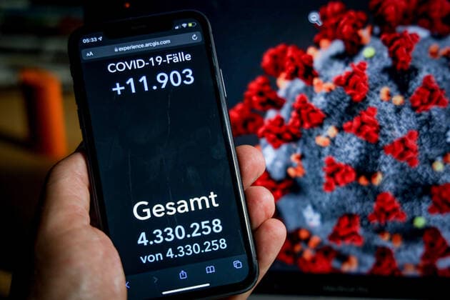 Coronavirus in Germany Covid 19 Dashboard of the Robert Koch Institute 13 10 2021 Robert Koch Institute 7 days Incidence 65.4 7 days Number of cases 54 415 COVID 19 cases 4 330 258 Addition of 11 903 compared to the previous day COVID 19 deaths 94 389 Addition of 92 compared to the previous day