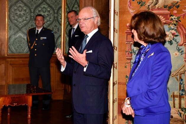 STOCKHOLM 20211012 King Carl Gustaf and Queen Silvia during a medal ceremony at the Royal Palace in Stockholm STOCKHOLM Sweden x10070x,  Copyright: xJessicaxGow TTx ROYAL MEDAL CEREMONY