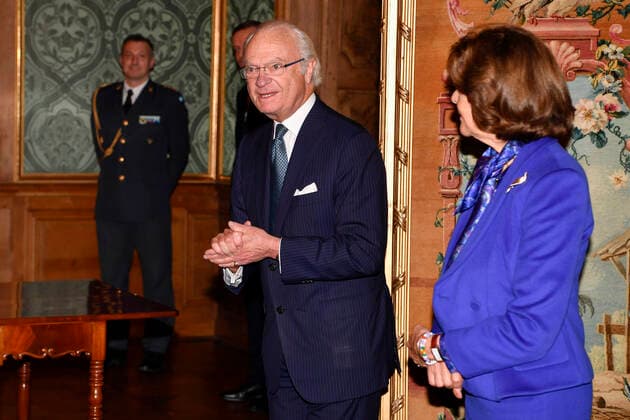 STOCKHOLM 20211012 King Carl Gustaf and Queen Silvia during a medal ceremony at the Royal Palace in Stockholm STOCKHOLM Sweden x10070x,  Copyright: xJessicaxGow TTx ROYAL MEDAL CEREMONY