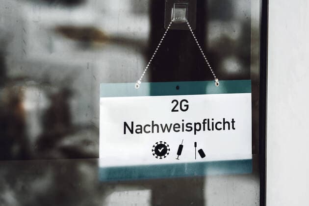 13 October 2021: 2G obligation, sign on the door outside a restaurant, bar, cafe or club with the inscription 2G obligation, 2G rule in Germany vaccinated, tested or recovered proof obligation