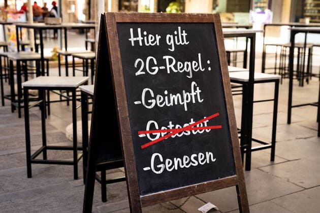 13 October 2021: 2G obligation, poster on the door outside a restaurant, bar, cafe or club with the inscription 2G obligation, 2G rule in Germany vaccinated, tested or recovered