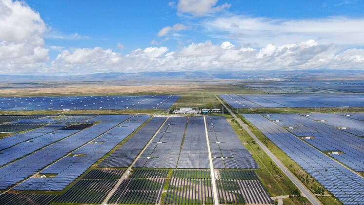 IMAGO Nature: Unsere Erde, Energiequellen, Photovoltaik (211013) -- XINING, Oct. 13, 2021 -- Aerial photo taken on Aug. 17, 2020 shows a photovoltaic power station at the green industrial development park in the Tibetan Autonomous Prefecture of Hainan, northwest China s Qinghai Province. ) Xinhua Headlines: Power highways push forward carbon emission reduction in China ZhangxLong 
