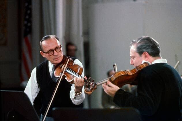 CARNEGIE HALL SALUTES JACK BENNY, from left: Jack Benny, Isaac Stern, in rehearsal, 1961. photo: George E. Joseph TV Guide courtesy Everett Collection Ref:PSDJABE EC008 PUBLICATIONXNOTxINxCANxCHNxFRAxITAxJPNxNORxPOLxRUSxESPxUKxUSA Copyright: xx PSDJABE EC008