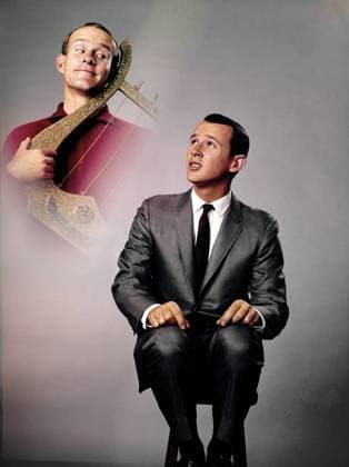 MY BROTHER THE ANGEL, (aka THE SMOTHERS BROTHERS SHOW), from left: Tom Smothers, Dick Smothers, 1965-66. Ref:T4DSMBR EC003 PUBLICATIONXNOTxINxCANxCHNxFRAxITAxJPNxNORxPOLxRUSxESPxUKxUSA Copyright: xx T4DSMBR EC003