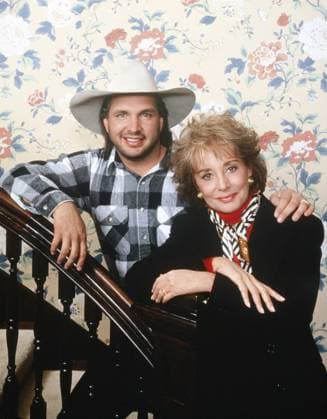 THE BARBARA WALTERS SPECIAL, (aka THE BARBARA WALTERS SUMMER SPECIAL), from left: Garth Brooks, Barbara Walters, (aired March 3,1993), 1976-2015. photo: Steve Fenn ?ABC Courtesy Everett Collection Ref:T8DBAWA AB004 PUBLICATIONXNOTxINxCANxCHNxFRAxITAxJPNxNORxPOLxRUSxESPxUKxUSA Copyright: xx T8DBAWA AB004
