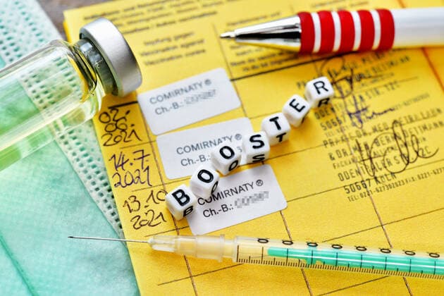 Vaccination certificate with three registered Corona vaccinations and lettering Booster, symbol photo Booster vaccination ** NUR FUER REDAKTIONELLE ZWECKE ** EDITORIAL USE ONLY **
