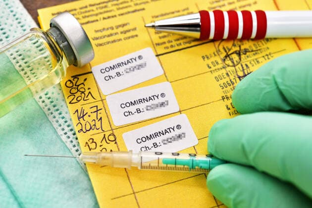 Vaccination certificate with three registered Corona vaccinations, symbol photo third vaccination ** NUR FUER REDAKTIONELLE ZWECKE ** EDITORIAL USE ONLY **
