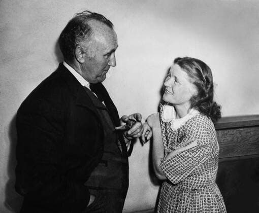 OSCARS. Bester Nebendarsteller. PreistrÃ¤ger 1941-1950 HOW GREEN WAS MY VALLEY, from left: Donald Crisp, Mae Marsh on set, 1941, TM & Copyright ? 20th Century fox Film Corp. courtesy Everett Collection Ref:MBDHOGR FE076 PUBLICATIONXNOTxINxCANxCHNxFRAxITAxJPNxNORxPOLxRUSxESPxUKxUSA Copyright: xx MBDHOGR FE076