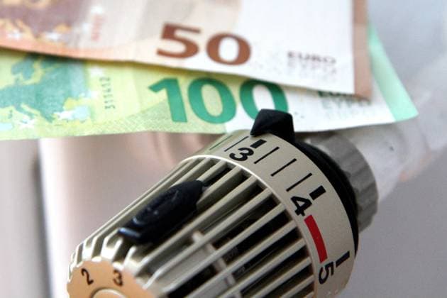 Winden Themenbild - Heizkosten, Energiekosten, Stromkosten, Sparen Themenbild - Heizkosten, Energiekosten, Stromkosten, Sparen eine Hand dreht am Regler, Thermostat eines Heizkörpers. Geldscheine liegen auf einem Heizkörper. Thermostat der Marke Heimeier von einer Heizung. Symbolbild, Themenbild, Featurebild *** Wind theme picture heating costs, energy costs, electricity costs, saving theme picture heating costs, energy costs, electricity costs, saving a hand turns the regulator, thermostat of a radiator banknotes lie on a radiator thermostat of the brand Heimeier of a heating symbol picture, theme picture, feature picture Copyright: xFleigx xEibner-Pressefotox EP_dfg