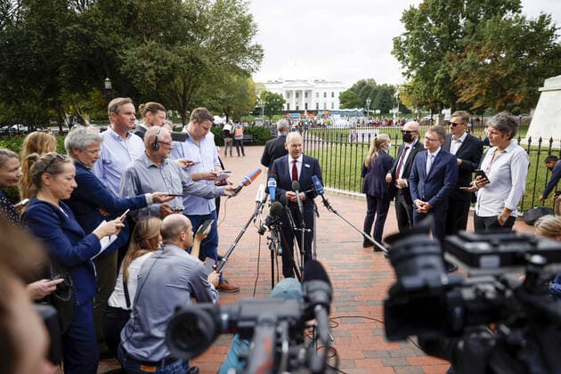 Bilder des Jahres 2021, News 10 Oktober News Themen der Woche KW41 News Bilder des Tages Bundesfinanzminister Olaf Scholz, SPD, aufgenommen bei einem Pressestatement vor dem Weiï¬‚en Haus in Washington, 13.10.2021. Washington USA *** German Finance Minister Olaf Scholz, SPD, recorded during a press statement at the White House in Washington, 13 10 2021 Washington USA Copyright: xThomasxKoehler xphotothek.dex