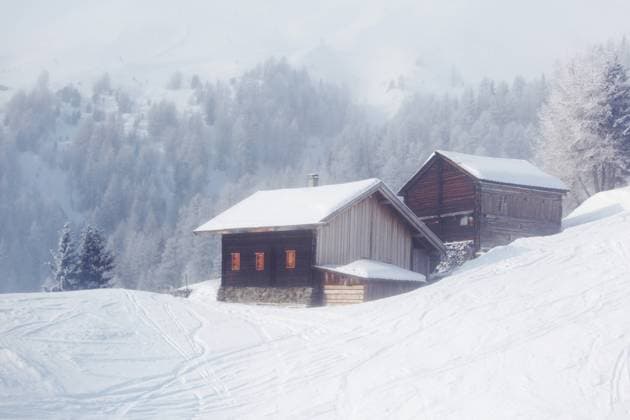 house in winter forest Copyright: xx 6513682