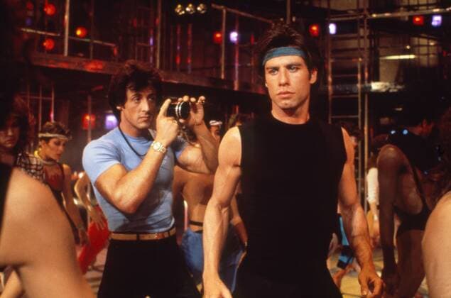 STAYING ALIVE, from left: director Sylvester Stallone, John Travolta, on set, 1983. ? Paramount Pictures Courtesy Everett Collection Ref:MSDSTAL PA001 PUBLICATIONXNOTxINxCANxCHNxFRAxITAxJPNxNORxPOLxRUSxESPxUKxUSA Copyright: xx MSDSTAL PA001