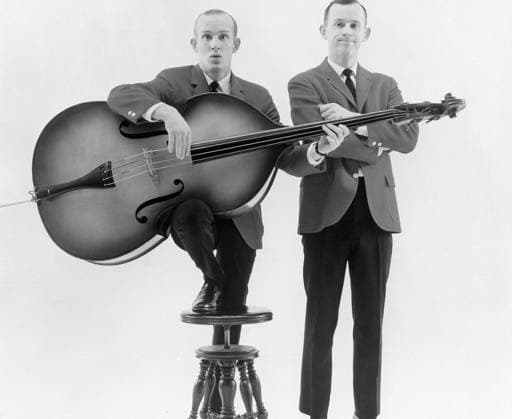 The Smothers Brothers, from left: Tom Smothers, Dick Smothers, circa 1960s. Ref:PBDSMBR EC016 PUBLICATIONXNOTxINxCANxCHNxFRAxITAxJPNxNORxPOLxRUSxESPxUKxUSA Copyright: xx PBDSMBR EC016
