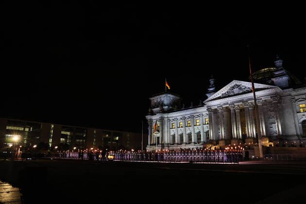 Bilder des Jahres 2021, News 10 Oktober News Themen der Woche KW41 News Bilder des Tages Grosser Zapfenstreich zur Wuerdigung und Ende des Afghanistan-Einsatzes der Bundeswehr in Berlin am Oktober 2021. Grosser Zapfenstreich in Berlin *** Great tattoo to honor and end the Afghanistan mission of the German Armed Forces in Berlin on October 2021 Great tattoo in Berlin