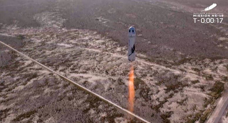 Bilder des Jahres 2021, News 10 Oktober News Themen der Woche KW41 October 13, 2021, Van Horn, Texas, USA: Mission NS-18 Launch in West Texas. Star Trek actor William Shatner took an 11-minute trip into space aboard a flight. Shatner rode alongside three other passengers. At age 90, Shatner became the oldest person to have flown in space. After landing back on Earth, Shatner said the flight was the most profound experience he could imagine. I hope I can maintain what I feel now. I don t want to lose it, he said. Shatner flew along with three other private citizens as part of a suborbital spaceflight. They are: Glen de Vries, vice chair for life sciences and healthcare at the French software company Dassault Systmes; Audrey Powers, vice president of mission and flight operations; and Chris Bos - ZUMAz03_ 20211013_new_z03_881 Copyright: xBluexOriginx