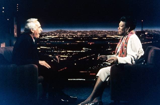 IMAGO ICONS: Maya Angelou THE LATE LATE SHOW WITH TOM SNYDER, from left: Tom Snyder, Maya Angelou, aired: 12 19 1995, 1995-1999. ph: Ron Tom ? CBS Courtesy Everett Collection Ref:TSDLALA CB010 PUBLICATIONXNOTxINxCANxCHNxFRAxITAxJPNxNORxPOLxRUSxESPxUKxUSA Copyright: xx TSDLALA CB010