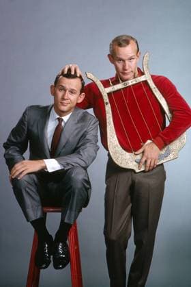 MY BROTHER THE ANGEL, (aka THE SMOTHERS BROTHERS SHOW), from left: Dick Smothers, Tom Smothers, (1965), 1965-66. ?ph: Gene Trindl TV Guide courtesy Everett Collection Ref:TSDSMBR EC008 PUBLICATIONXNOTxINxCANxCHNxFRAxITAxJPNxNORxPOLxRUSxESPxUKxUSA Copyright: xx TSDSMBR EC008