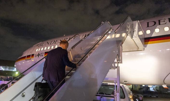 News Bilder des Tages Bundesfinanzminister Olaf Scholz, SPD, steigt in einen Airbus A 340 der Flugbereitschaft der Bundeswehr nach einem Treffen der G20 und G7 Finanzminister in Washington. 13.10.2021 Washington USA *** German Finance Minister Olaf Scholz, SPD, boards an Airbus A 340 of the German Armed Forces Special Air Mission Wing after a meeting of G20 and G7 finance ministers in Washington 13 10 2021 Washington USA Copyright: xThomasxKoehler photothek.dex