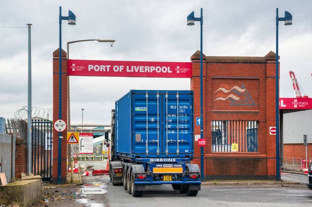 Bilder des Jahres 2021, News 10 Oktober News Themen der Woche KW41 October 13, 2021, Liverpool, United Kingdom: A lorry carrying a shipping container arrives at the Port of Liverpool..The UK HGV (Heavy Goods Vehicle) driver crisis could get worse as threat of new DVLA (Driver and Vehicle Licensing Agency) strike. Industrial action could not come at a worse time as nation already struggling with crisis that has led to empty shelves and fuel shortages and Ports having a backlog of containers with the Government taking action to tackle the shortage of HGV drivers. Liverpool United Kingdom - ZUMAs197 20211013_zaa_s197_155 Copyright: xDavexRushenx