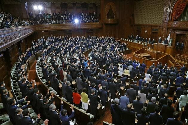 Bilder des Jahres 2021, News 10 Oktober News Themen der Woche KW41 Japan s lower house dissolved for general election Japanese lawmakers throw their arms in the air in a customary banzai as the House of Representatives is dissolved in Tokyo on Oct. 14, 2021, for a general election.  A14AA0000906347P
