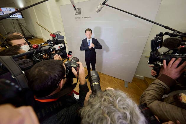 - Wien 14.10.2021 - Regierungskrise - Parlament Nationalratssitzung zum Budget - Im Rahmen der Budgetdebatte wurde heute der zurückgetretene österreichische Bundeskanzler Sebastian Kurz (ÖVP) als ÖVP-Abgeordneter im Parlament angelobt. Er ist ebenfalls Klubobmann des ÖVP-Klubs im Parlament. PHOTO: der ehemalige Bundeskanzler Sebastian Kurz bei seinem ersten Autritt als Abgeordneter im Parlament Vienna (AUSTRIA) - Government crisis - Parliament National Council meeting on the budget - As part of the budget debate, the resigned Austrian Chancellor Sebastian Kurz (ÖVP) was sworn in as an ÖVP member in parliament. He is also the chairman of the ÖVP club in parliament. PHOTO: the former Federal Chancellor Sebastian Kurz on his first a 