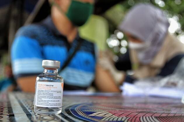 Covid-19 Vaccination In Indonesia A health worker inject of the Sinovac Covid-19 vaccine into a street vendors during a vaccination program at the Beringharjo Market in Yogyakarta, Indonesia, on October 14, 2021. Indonesia has inoculated over 100 million people so far, the most in Southeast Asia, is also possible on the prepare reopening tourism for foreign tourists amid the Covid-19 pandemic. (Photo by Devi Rahman INA Photo Agency Sipa USA) 