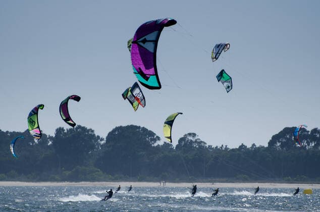 IMAGO Creative: Sport Dichotomien - Land und Wasser MURTOSA, PORTUGAL - JULY 14: Participants in the Portuguese National Kitesurf Championship 2012 on july 14, 2012 in Murtosa, Portugal. Copyright: xx 7300046