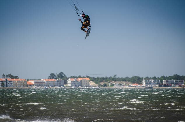 IMAGO Creative: Sport Dichotomien - Land und Wasser MURTOSA, PORTUGAL - JULY 15: Participant in the Portuguese National Kitesurf Championship 2012 on july 15, 2012 in Murtosa, Portugal. Copyright: xx 7302916