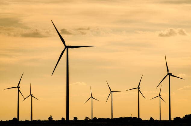 IMAGO Creative: Neue Aussichten Backlit view of a group of mills for electric power generation Copyright: xx 7304876