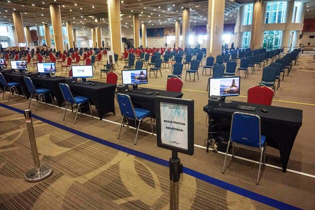 (211014) -- BALI, Oct. 14, 2021 -- Empty registration desks are seen at Ngurah Rai International Airport in Bali, Indonesia, Oct. 14, 2021. International visitors from 19 countries with a COVID-19 positivity rate of less than five percent have been allowed to come to Indonesia, Coordinating Minister for Maritime and Investment Affairs Luhut Binsar Pandjaitan said at a meeting in Jakarta on Wednesday. (Photo by Xinhua) INDONESIA-BALI-REOPEN-INTERNATIONAL VISITORS Bisinglasi 