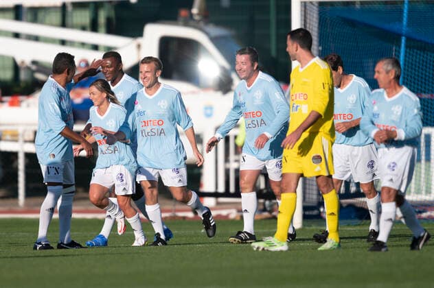 Joie des joueurs du Varietes Club de France apres le but sur penalty de Emmanuel Macron - President de la Republique Francaise FOOTBALL : Match de Gala du Varietes Club de France - 14 10 2021 JBAutissier Panoramic 